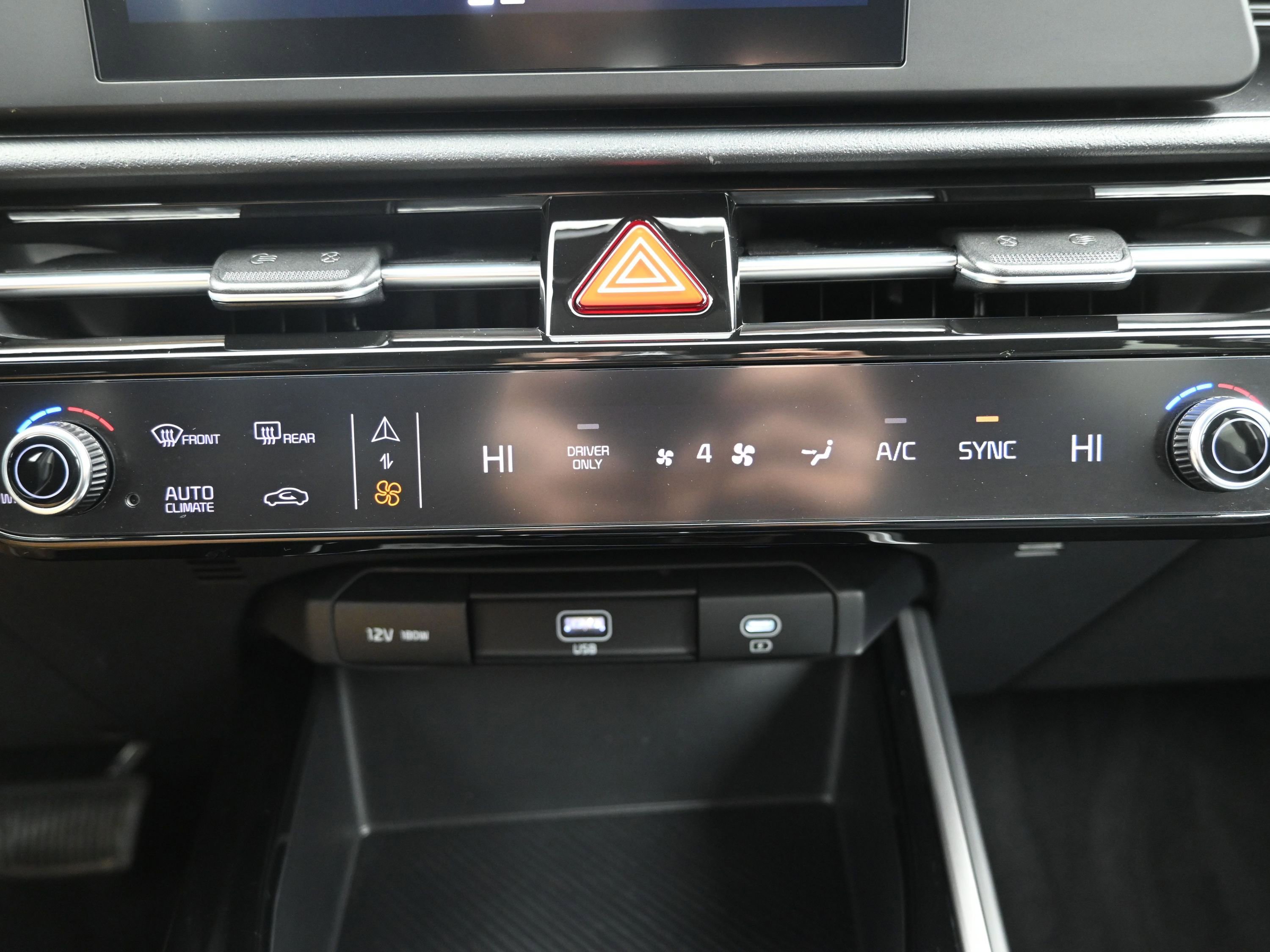 Used 2024 Kia Niro LX image 17