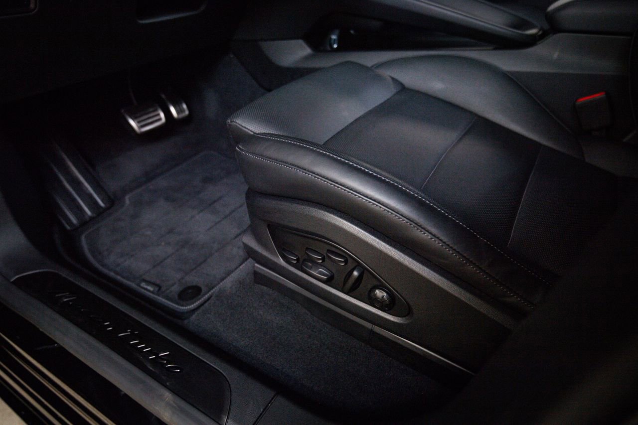 Certified 2025 Porsche Macan Turbo Electric AWD/4WD image 14