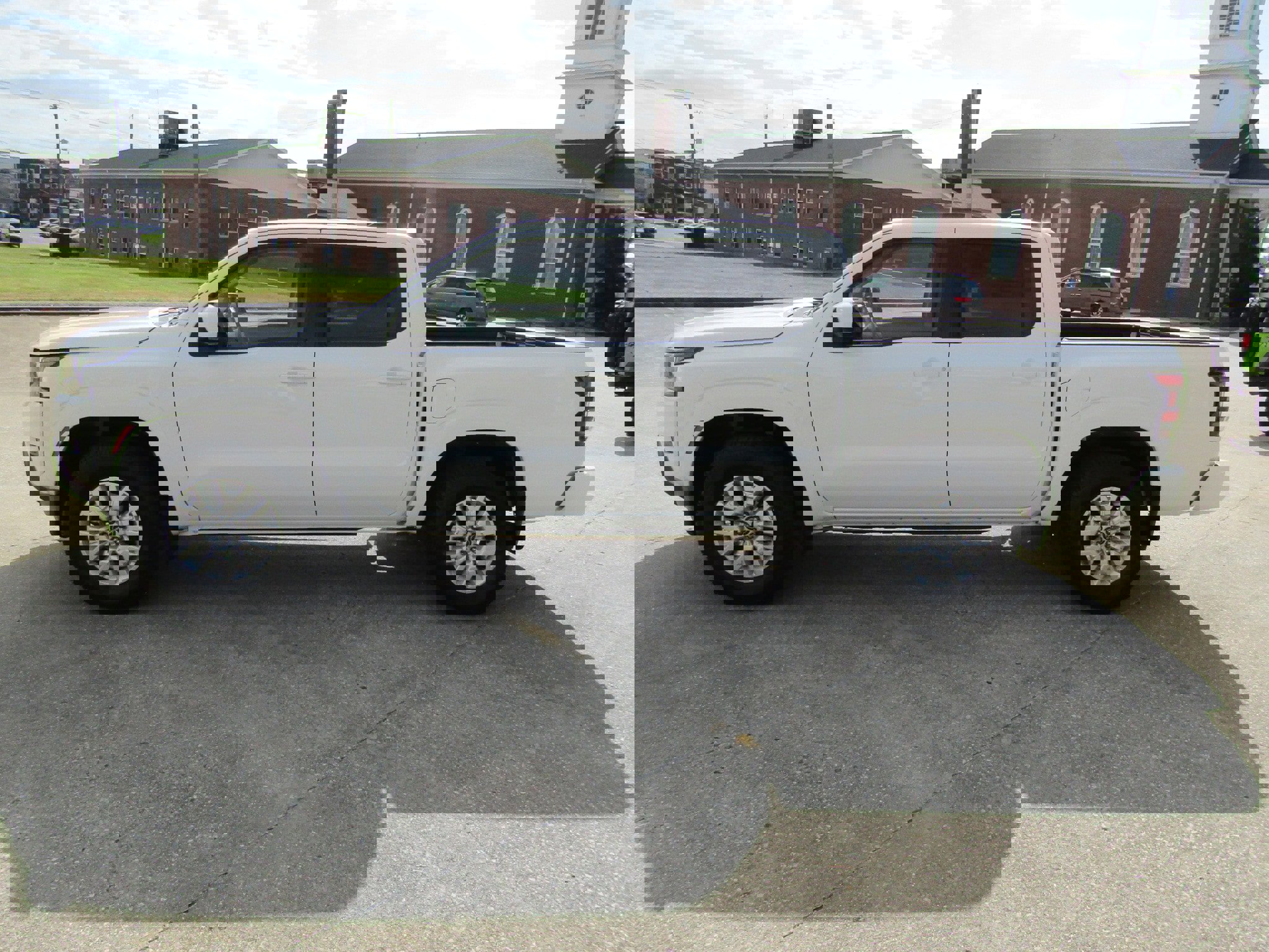 Used 2022 Nissan Frontier SV w/ Technology Package image 6