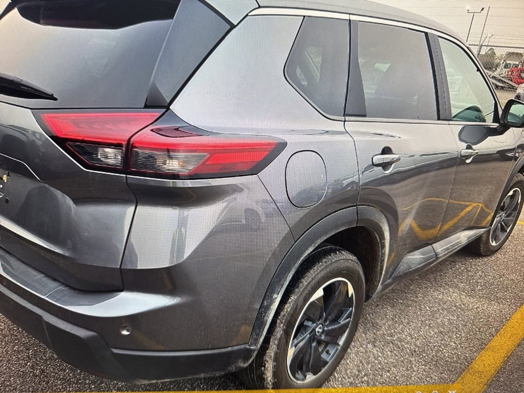 Used 2025 Nissan Rogue SV image 4