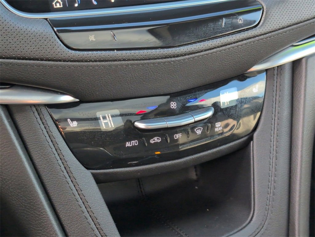 Used 2025 Cadillac XT6 Luxury image 12