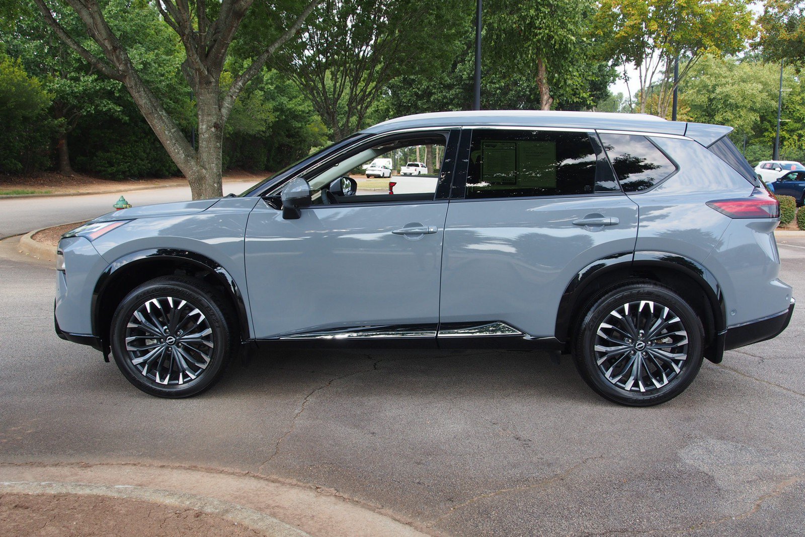 Used 2024 Nissan Rogue Platinum FWD image 4