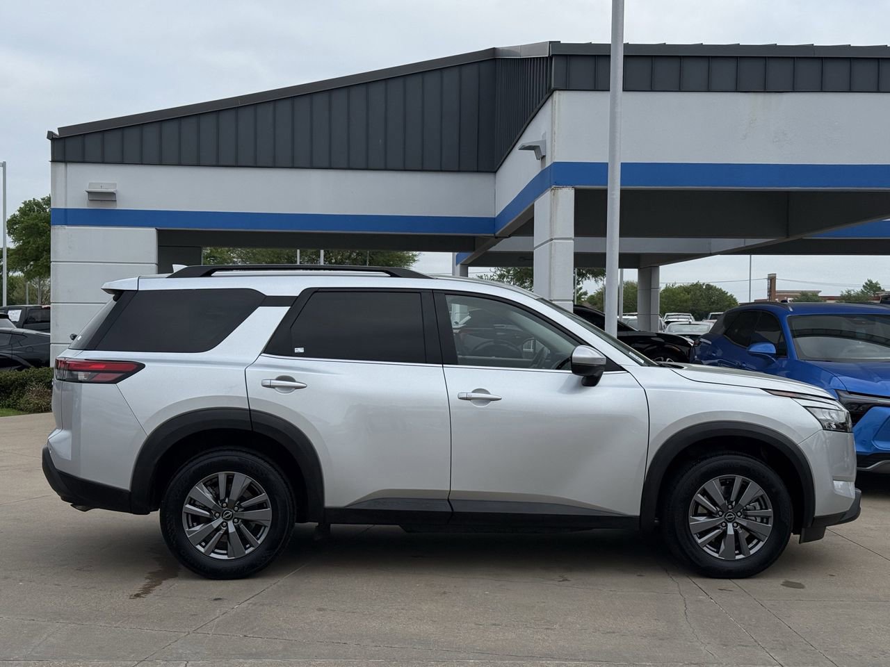 Used 2025 Nissan Pathfinder SV image 3