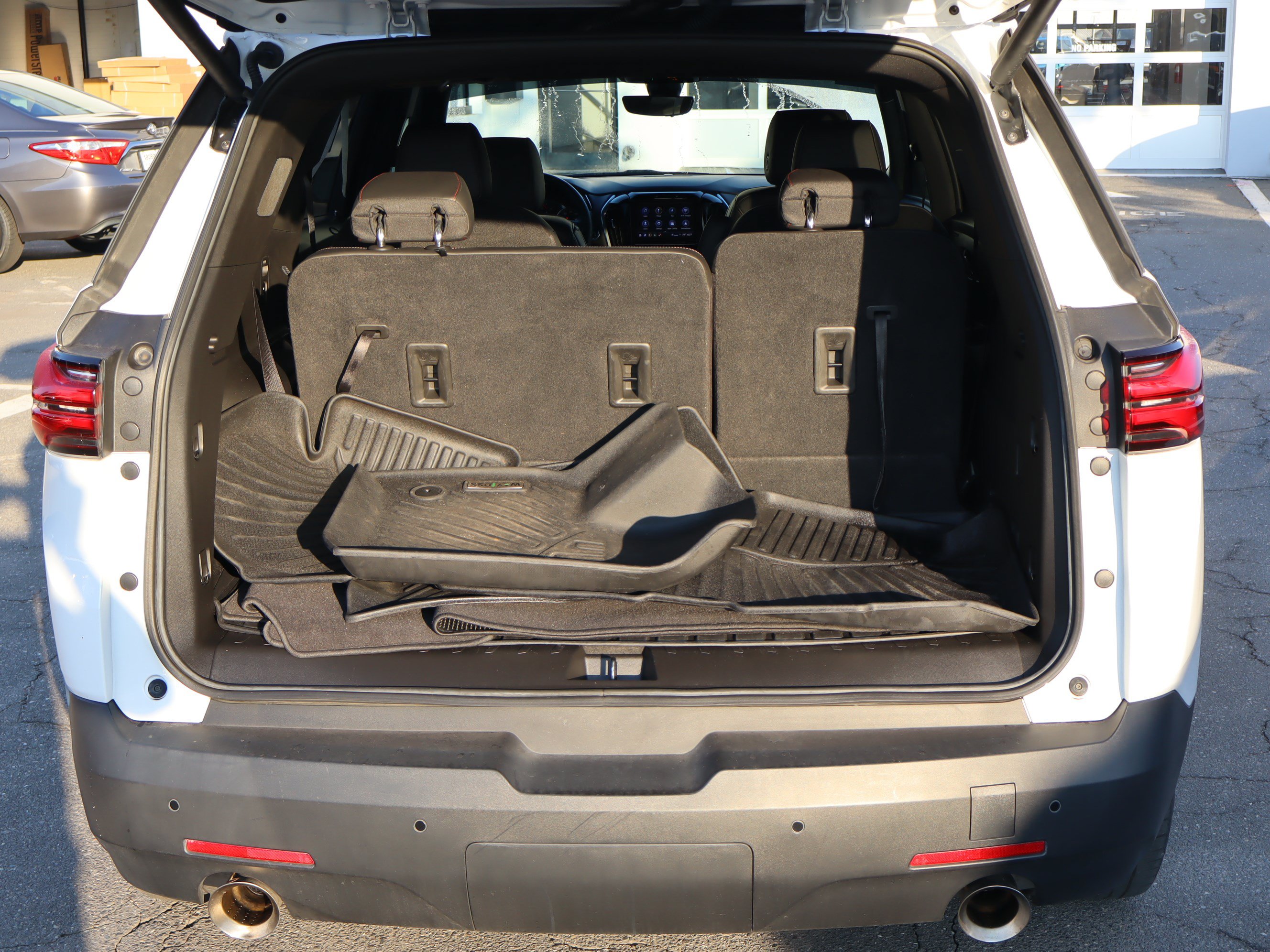 Used 2023 Chevrolet Traverse RS FWD image 34