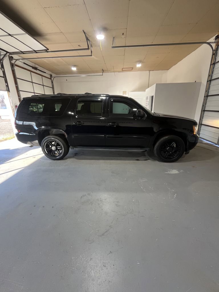 Used 2011 Chevrolet Suburban LT image 2