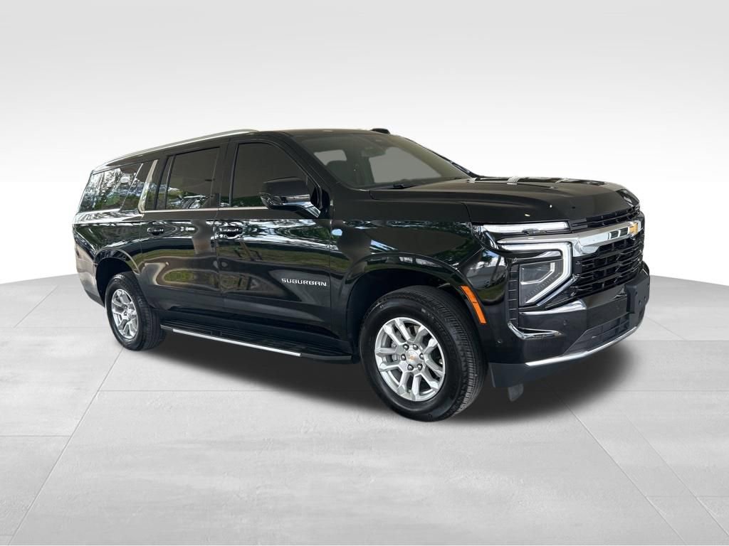 Used 2025 Chevrolet Suburban LS RWD image 2