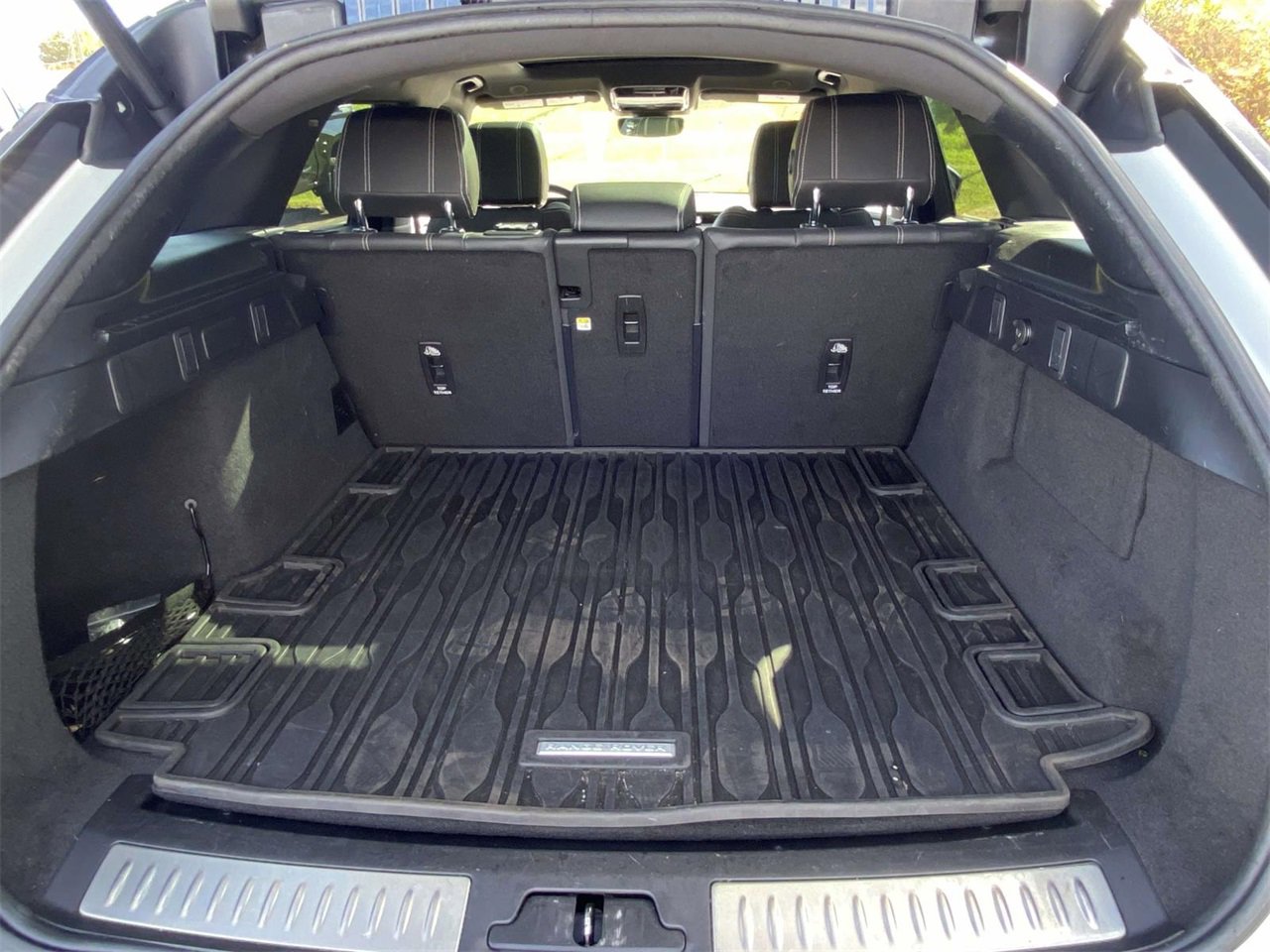 Used 2021 Land Rover Range Rover Velar R-Dynamic S image 9