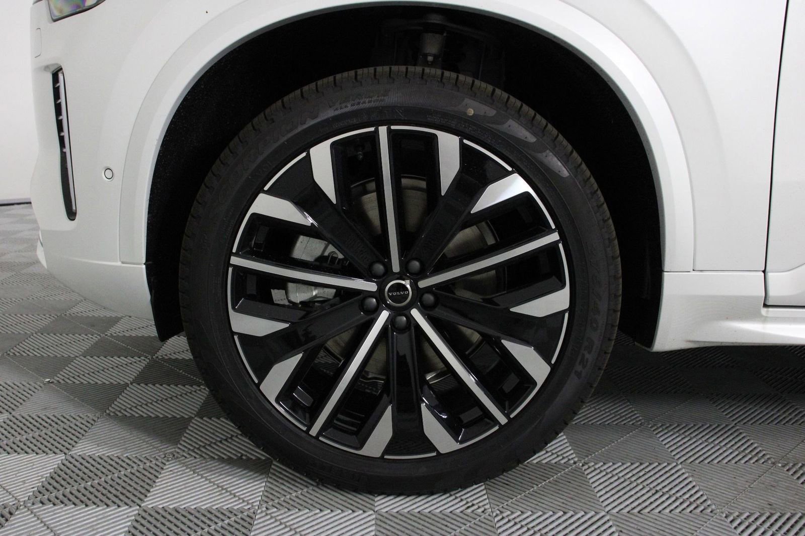 New 2025 Volvo XC90 B6 Plus w/ Protection Package Premier image 13