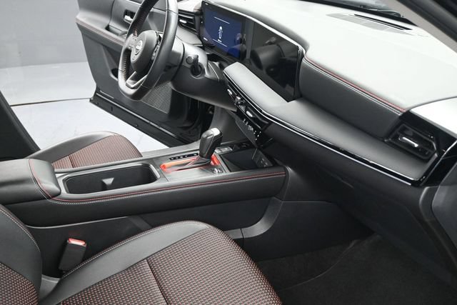 Used 2025 Nissan Kicks SR FWD image 44