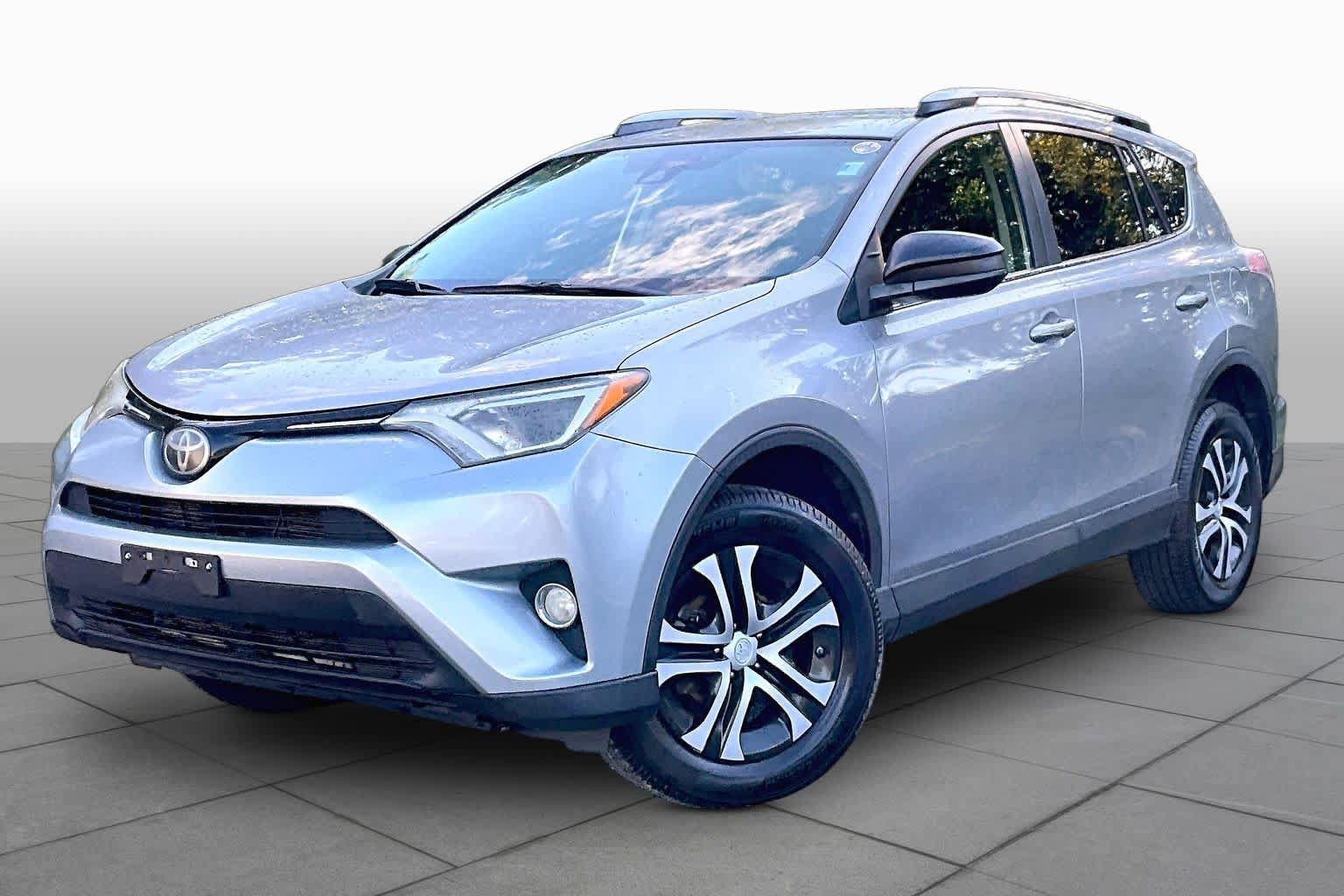 Used 2018 Toyota RAV4 LE FWD image 1