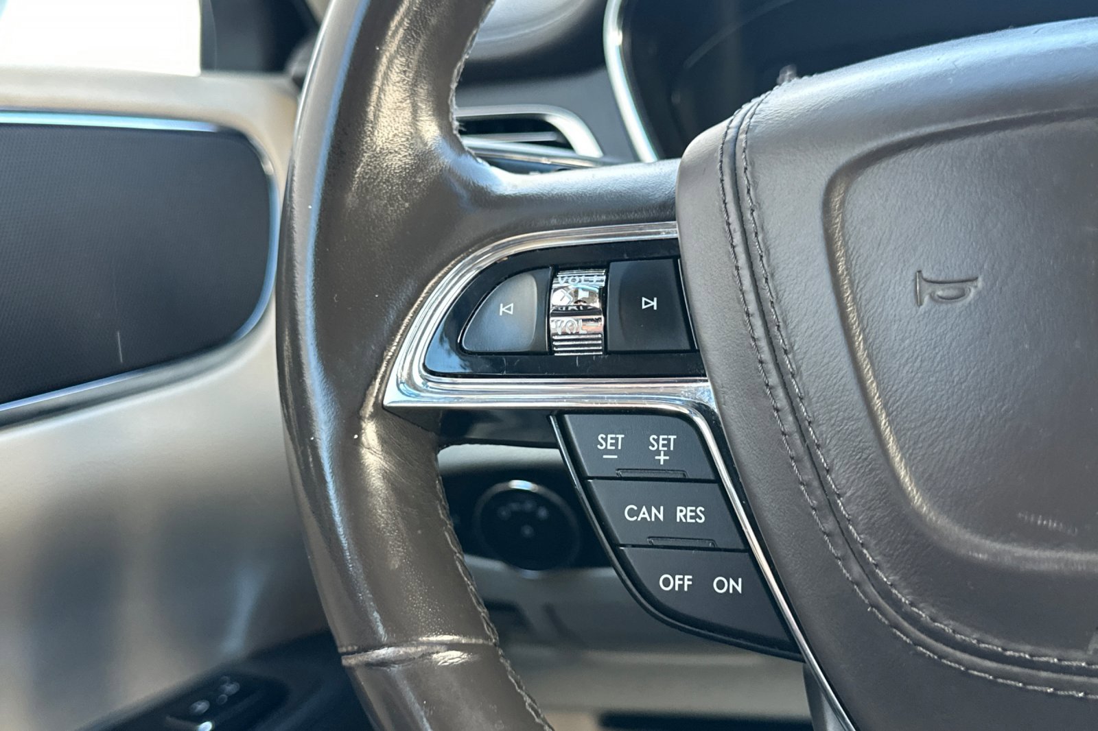 Used 2017 Lincoln Continental Select image 35