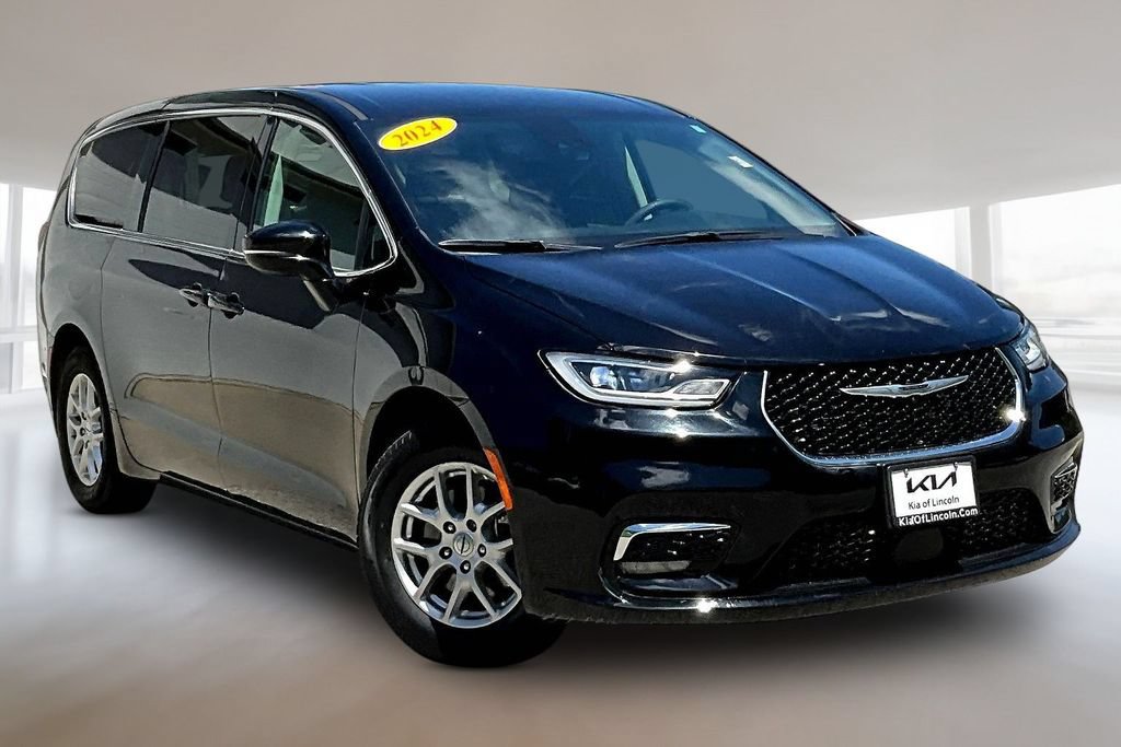 Used 2024 Chrysler Pacifica Touring-L FWD image 3