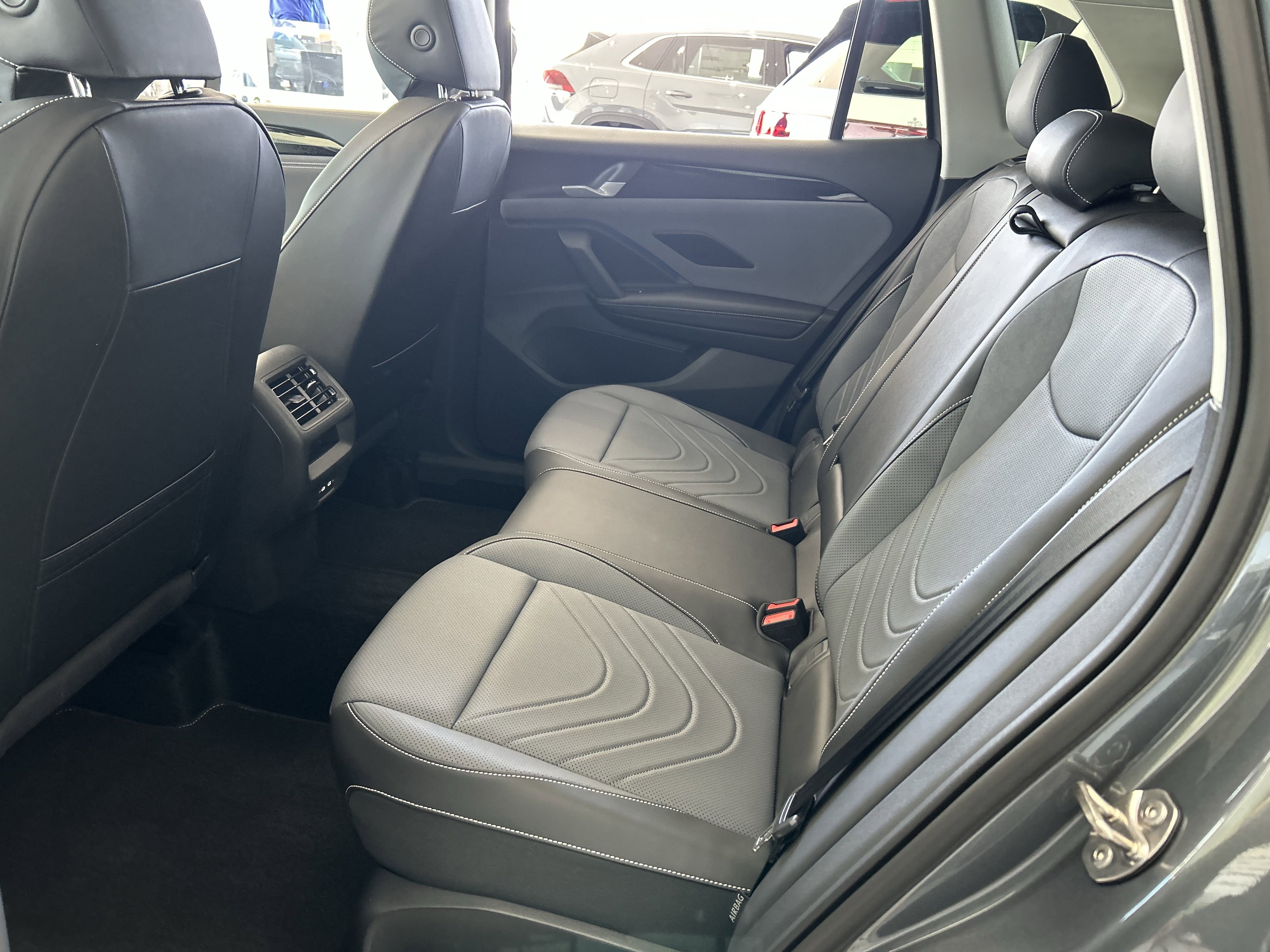 Certified 2025 Volkswagen Tiguan SE image 22