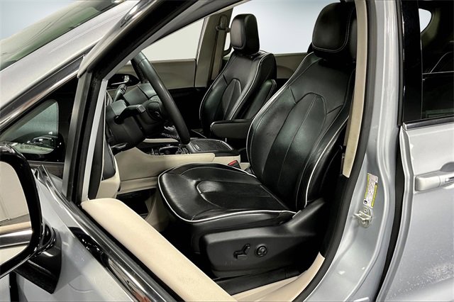 Used 2023 Chrysler Pacifica Limited image 21