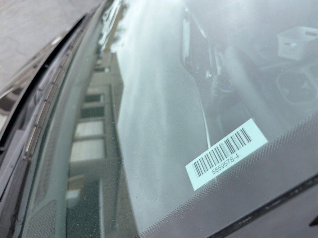 Used 2025 Chrysler Pacifica Select image 3