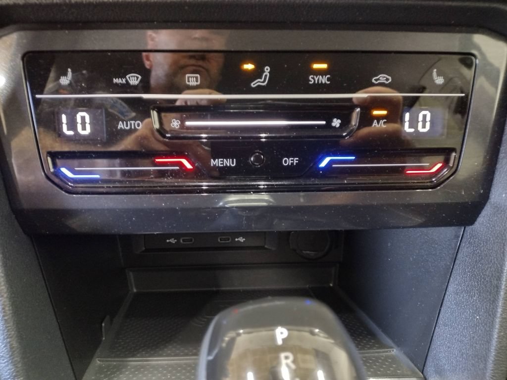 Used 2023 Volkswagen Tiguan SE AWD/4WD image 33