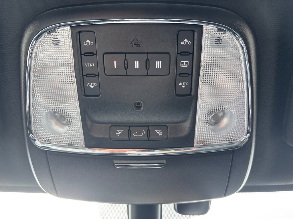 Used 2020 Jeep Grand Cherokee Limited w/ Luxury Group II image 19