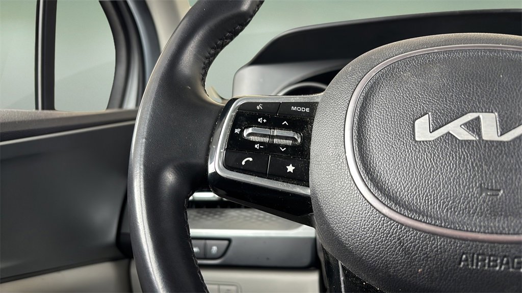 Used 2022 Kia Carnival LX image 24