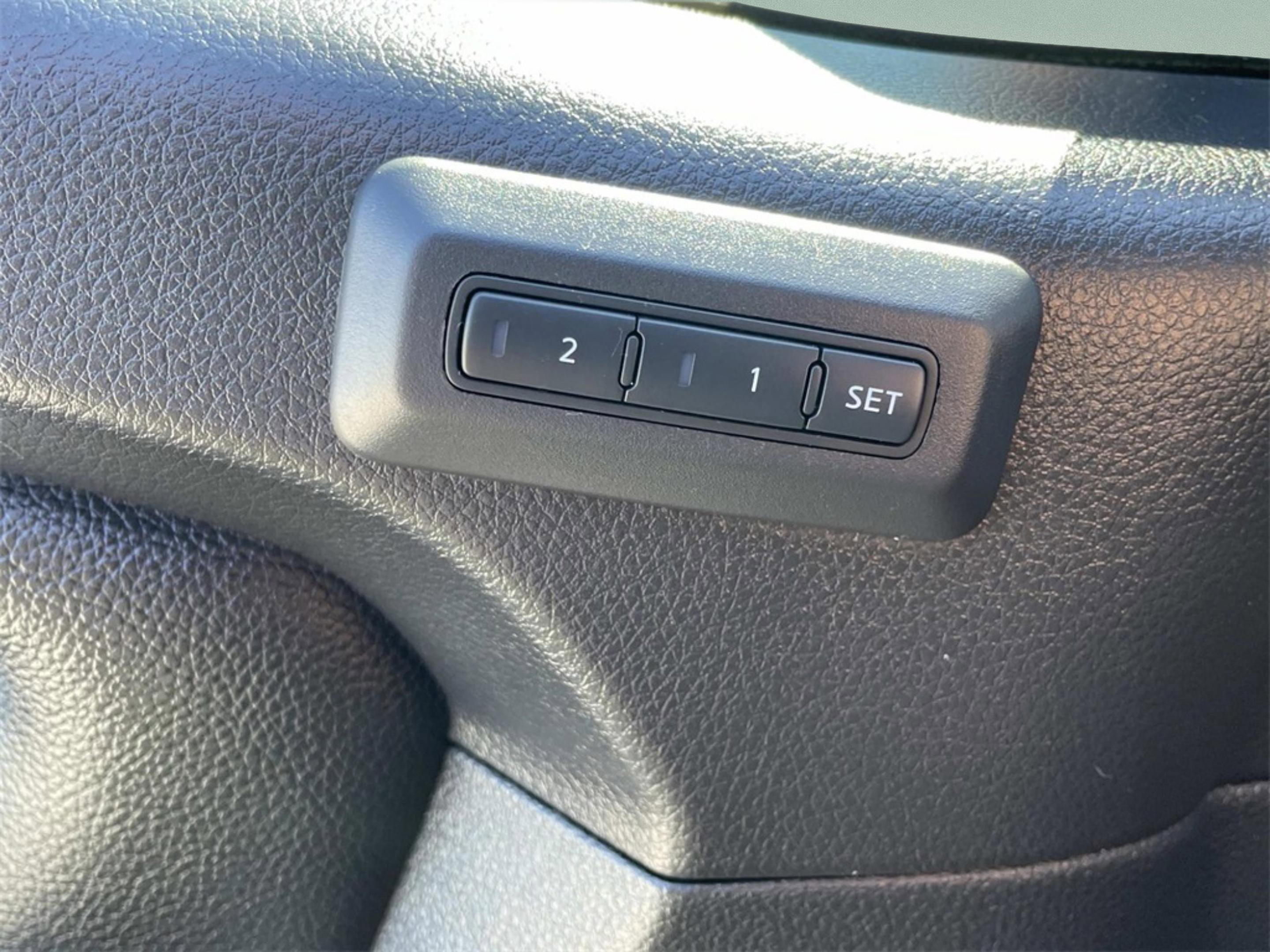 Used 2024 Nissan Titan PRO-4X w/ Pro-4x Convenience Package image 26