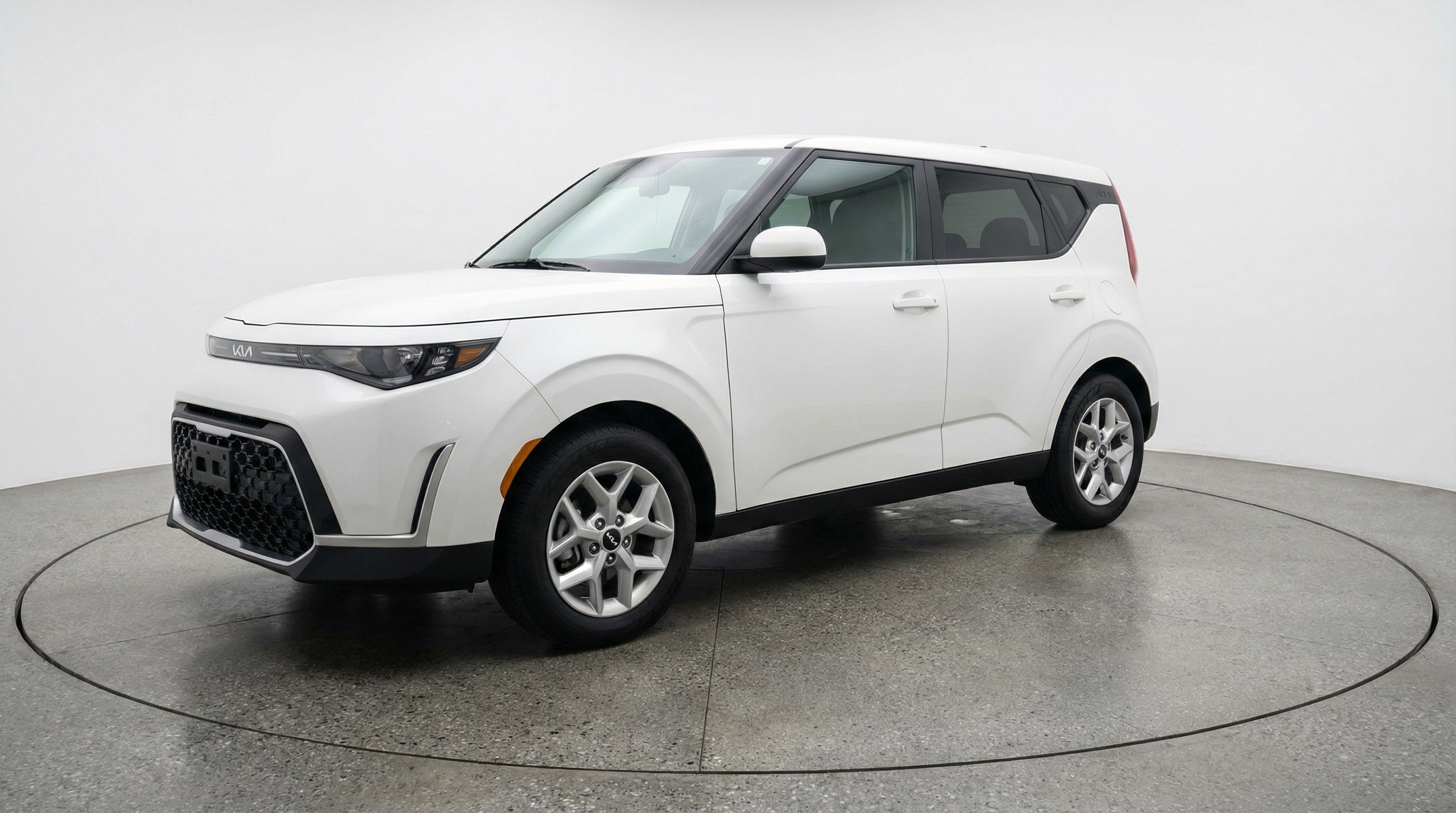 Used 2025 Kia Soul LX w/ LX Technology Package FWD image 3