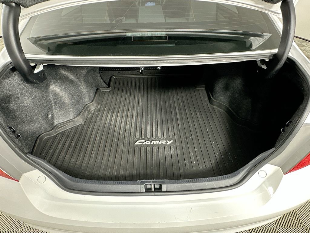 Used 2017 Toyota Camry SE w/ Moonroof Package image 30