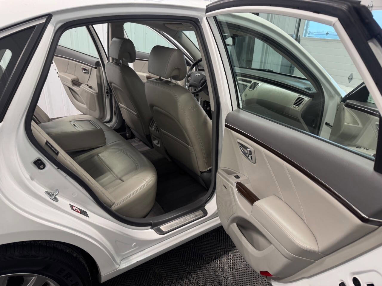 Used 2010 Hyundai Azera Limited w/ Navigation Pkg 3 image 23