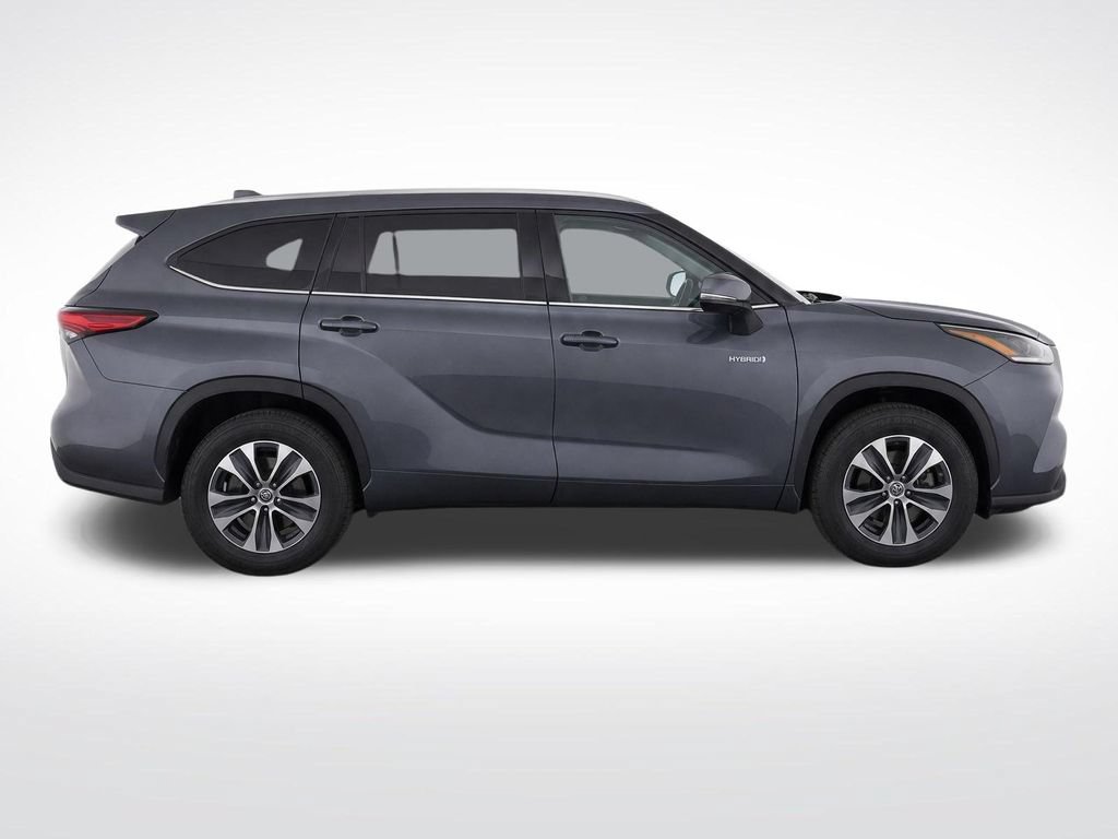Used 2021 Toyota Highlander XLE AWD/4WD image 9