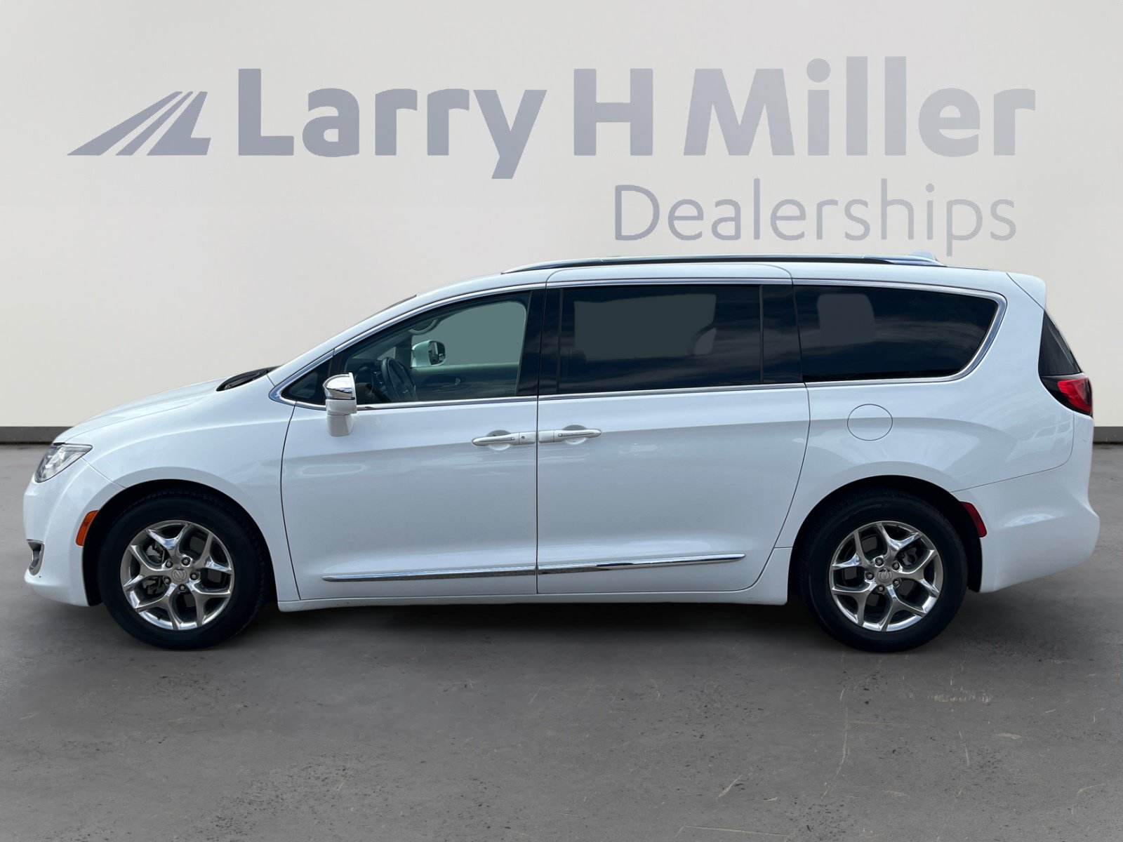 Certified 2018 Chrysler Pacifica Limited FWD image 2