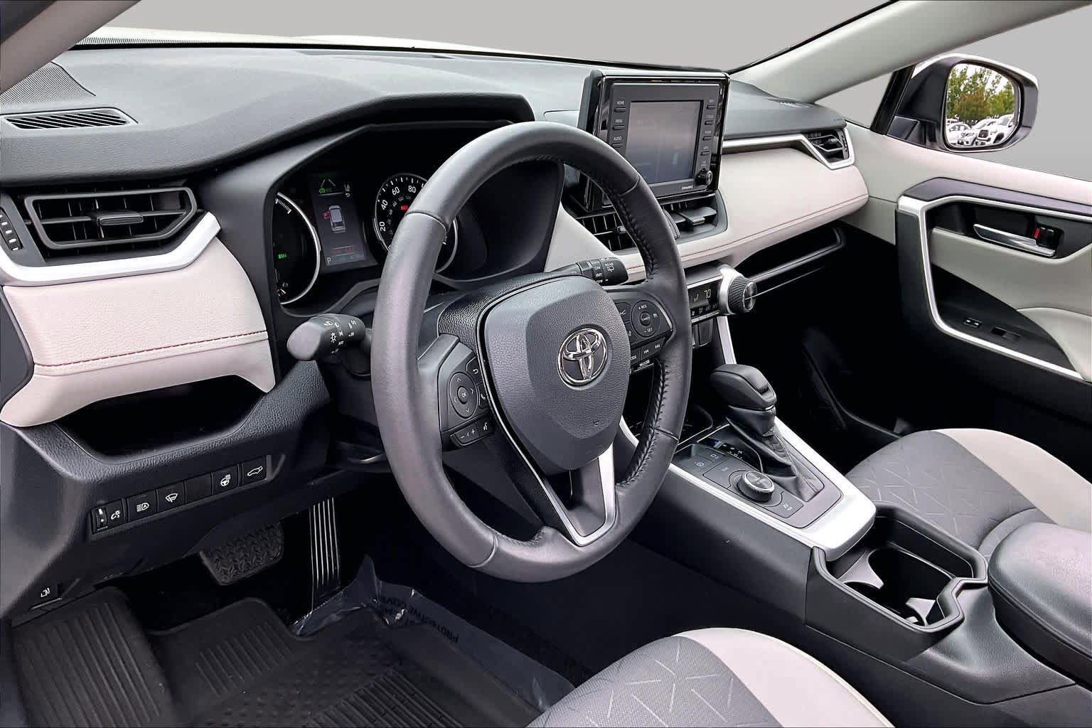 Used 2021 Toyota RAV4 XLE w/ Convenience Package AWD/4WD image 17