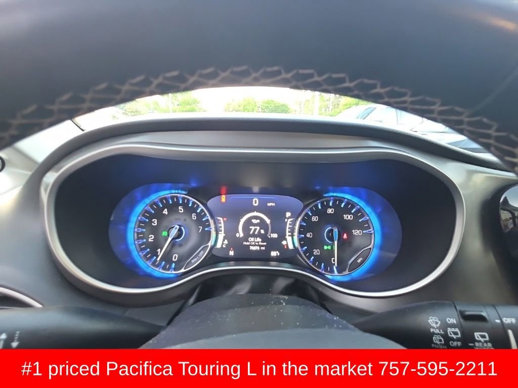 Used 2023 Chrysler Pacifica Touring-L image 15