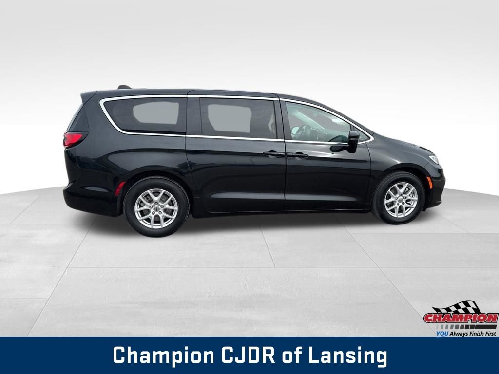 Used 2024 Chrysler Pacifica Touring-L image 6