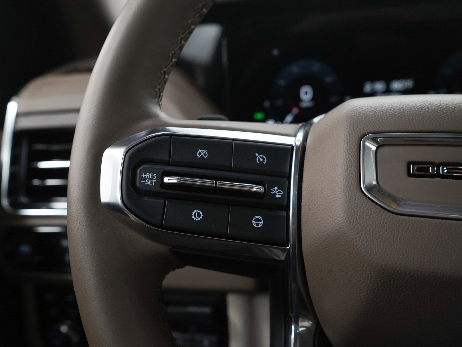 Used 2025 GMC Yukon Denali AWD/4WD image 26
