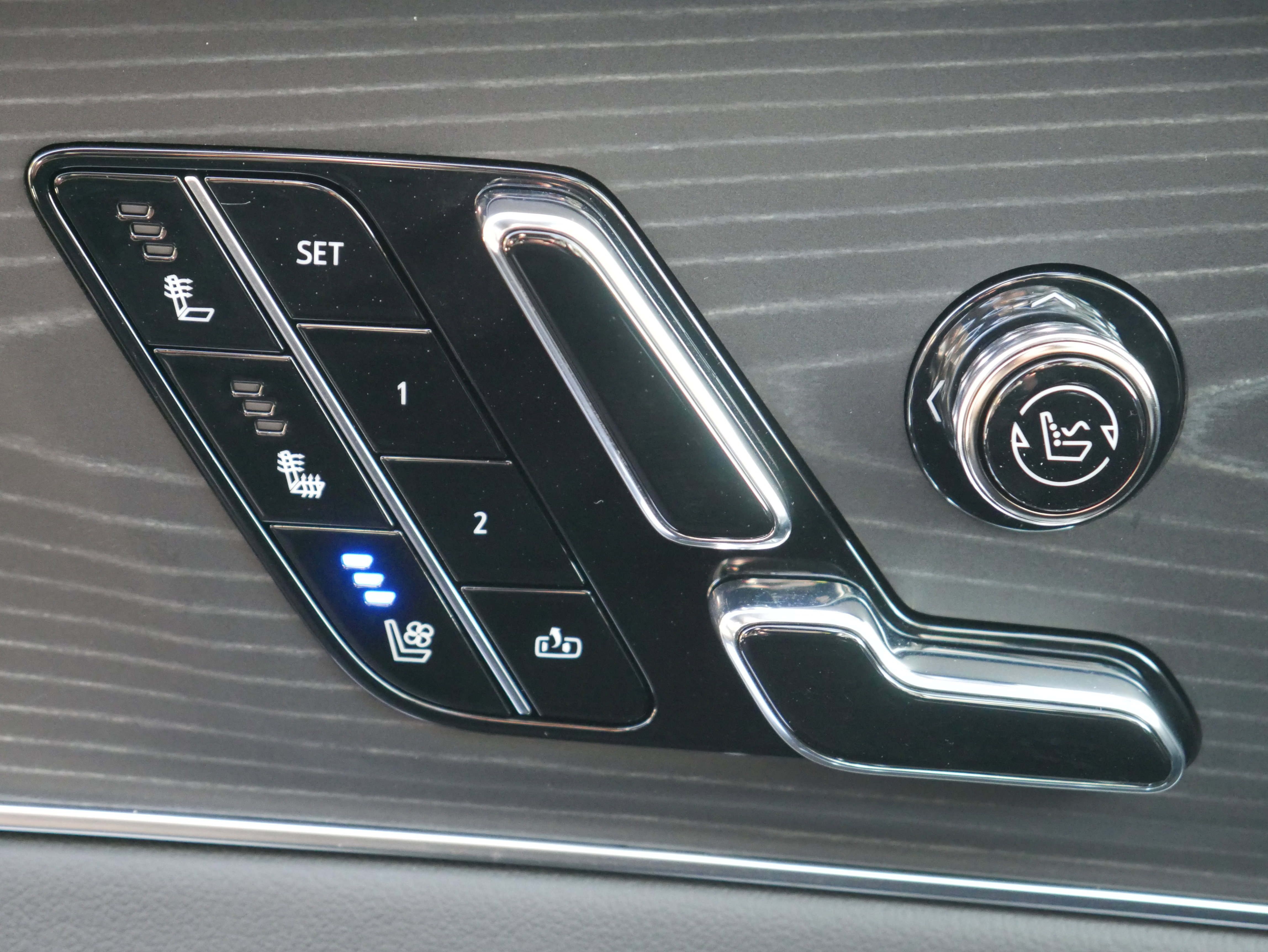 Used 2025 Cadillac Lyriq Luxury w/ LPO, Floor Liner Package AWD/4WD image 24