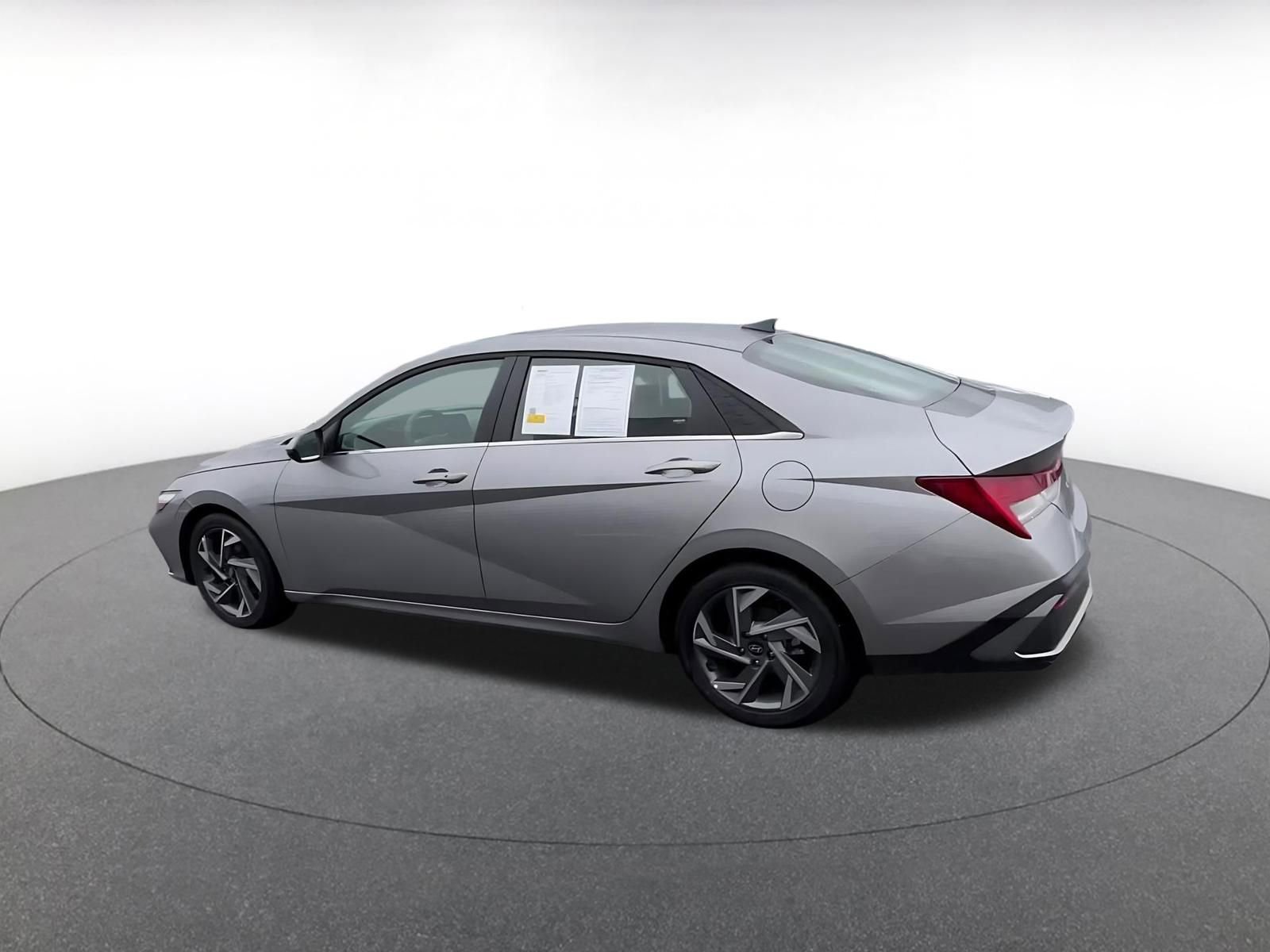 Used 2025 Hyundai Elantra SEL image 8