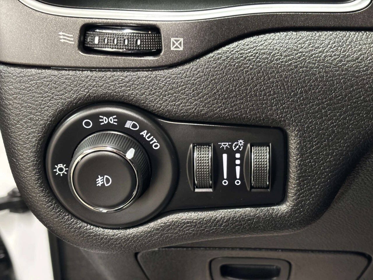 Used 2019 Jeep Cherokee Trailhawk w/ Cold Weather Group AWD/4WD image 32