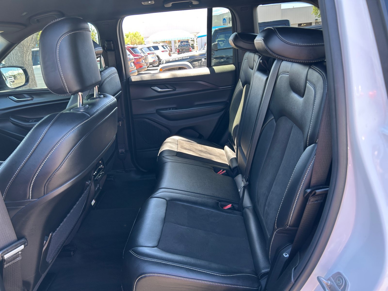 Used 2025 Jeep Grand Cherokee Altitude AWD/4WD image 17