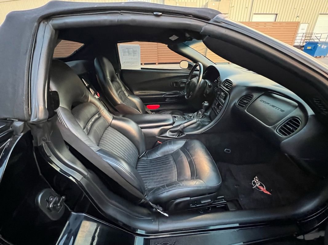 Used 2004 Chevrolet Corvette Convertible w/ Preferred Equipment Group image 12