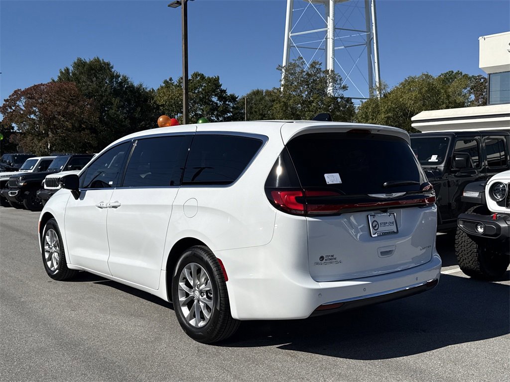 New 2026 Chrysler Pacifica Limited image 7