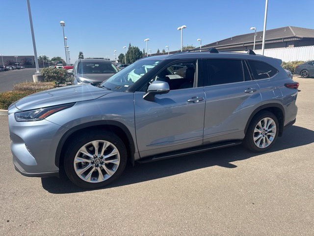 Used 2023 Toyota Highlander Limited AWD/4WD image 1