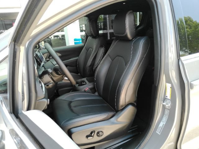 Used 2025 Chrysler Pacifica Select FWD image 16