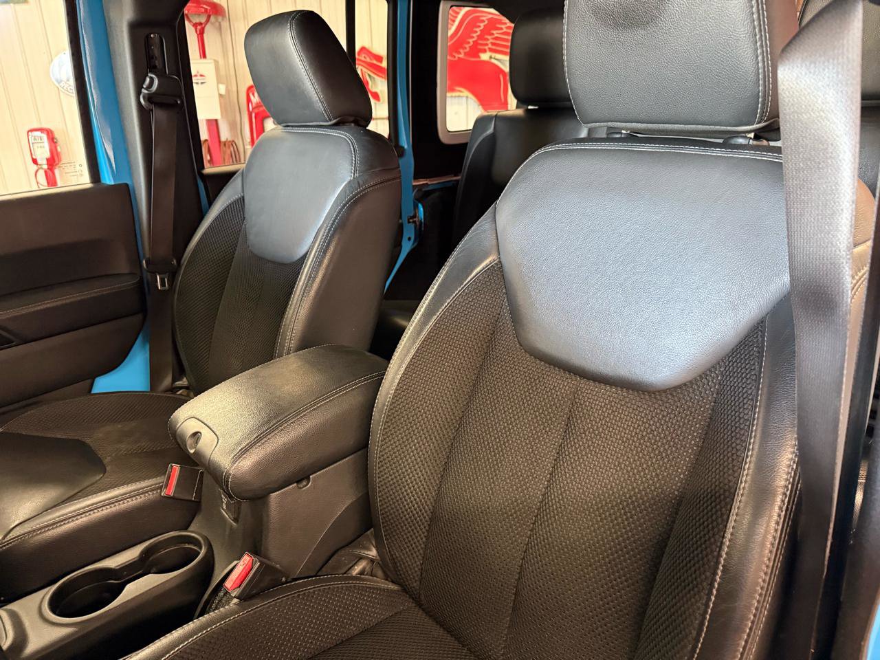 Used 2017 Jeep Wrangler Unlimited Sahara AWD/4WD image 16