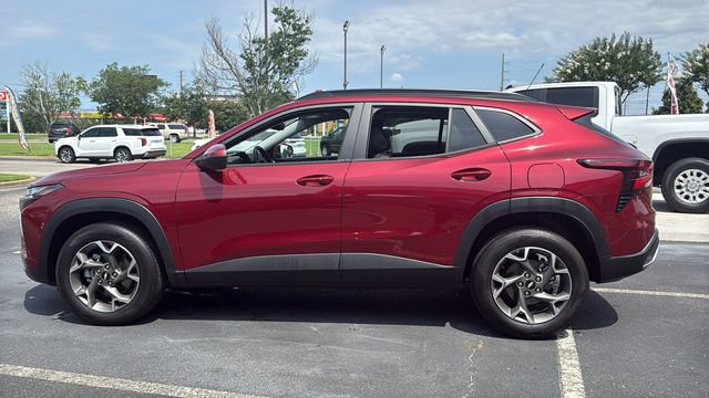 Used 2025 Chevrolet Trax LT w/ LT Convenience Package FWD image 4