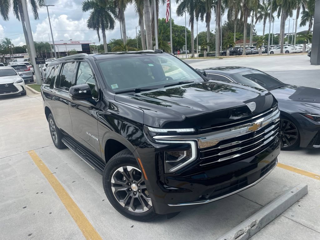 Used 2025 Chevrolet Suburban LT w/ Comfort Package RWD image 1