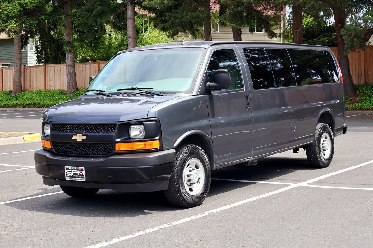 Used 2017 Chevrolet Express 3500 Extended RWD image 2