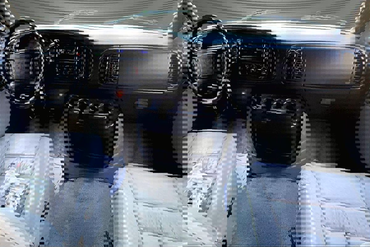 Used 2001 Dodge B3500 image 8