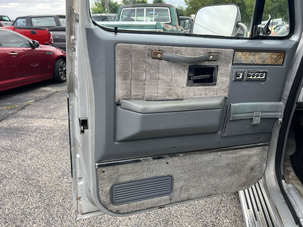 Used 1989 GMC Suburban 4WD image 8