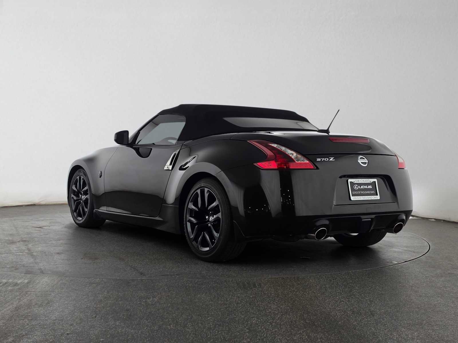 Used 2018 Nissan 370Z Touring RWD image 5