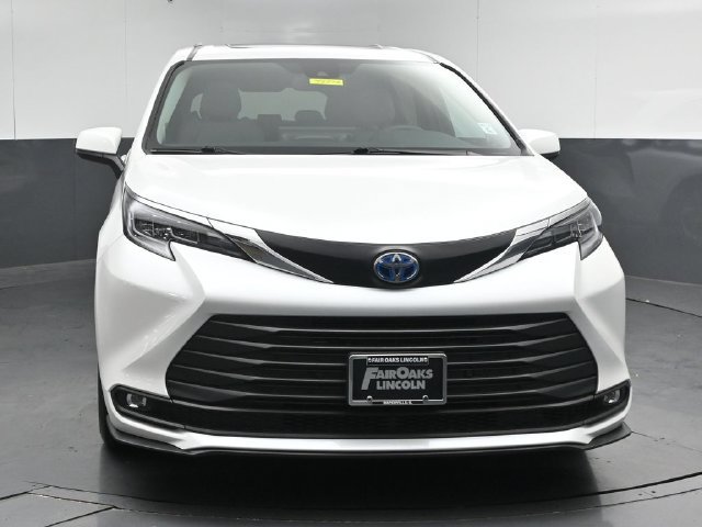Used 2025 Toyota Sienna XLE w/ XLE Plus Package AWD/4WD image 2