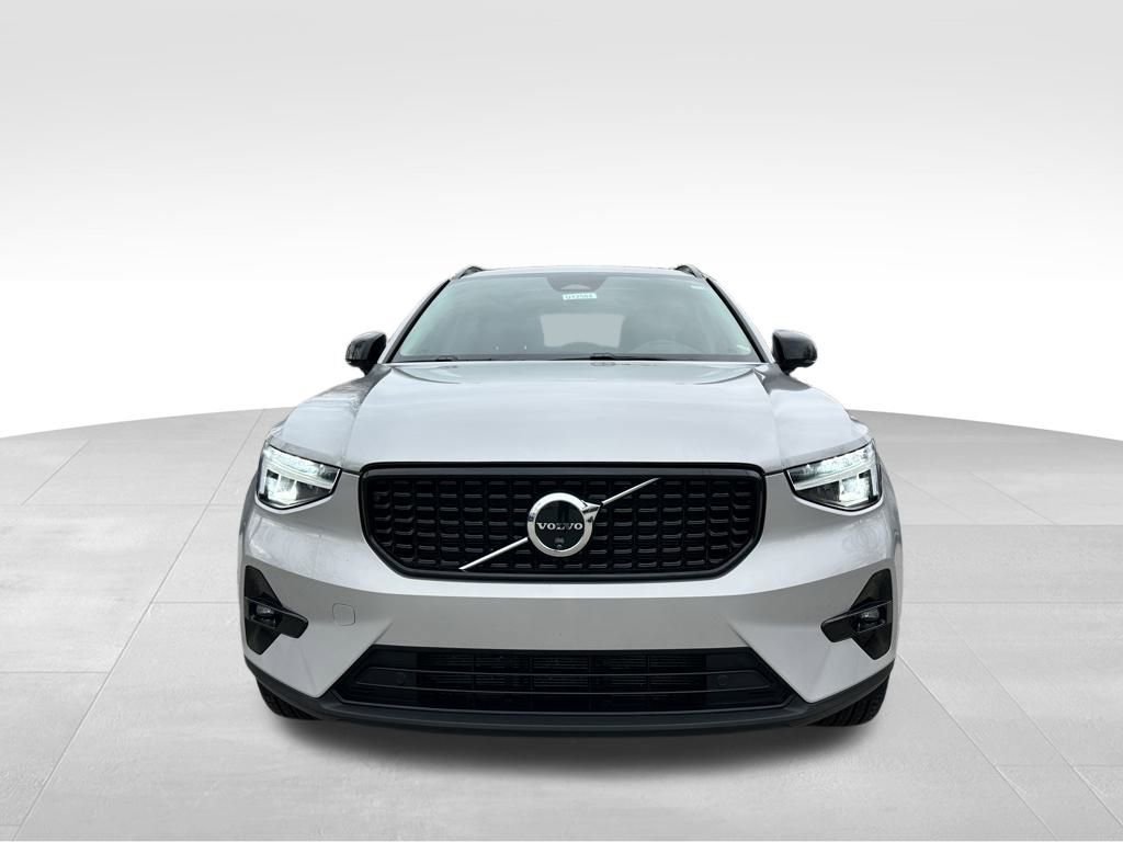Used 2025 Volvo XC40 B5 Plus image 3