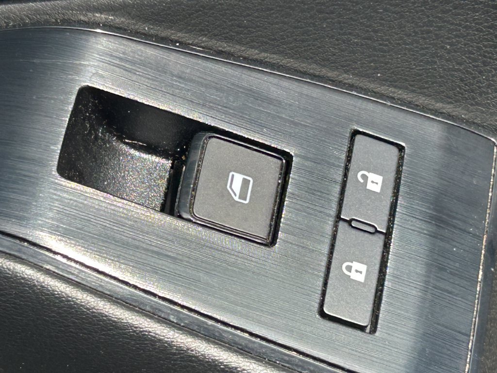 Used 2024 Nissan Rogue S FWD image 32